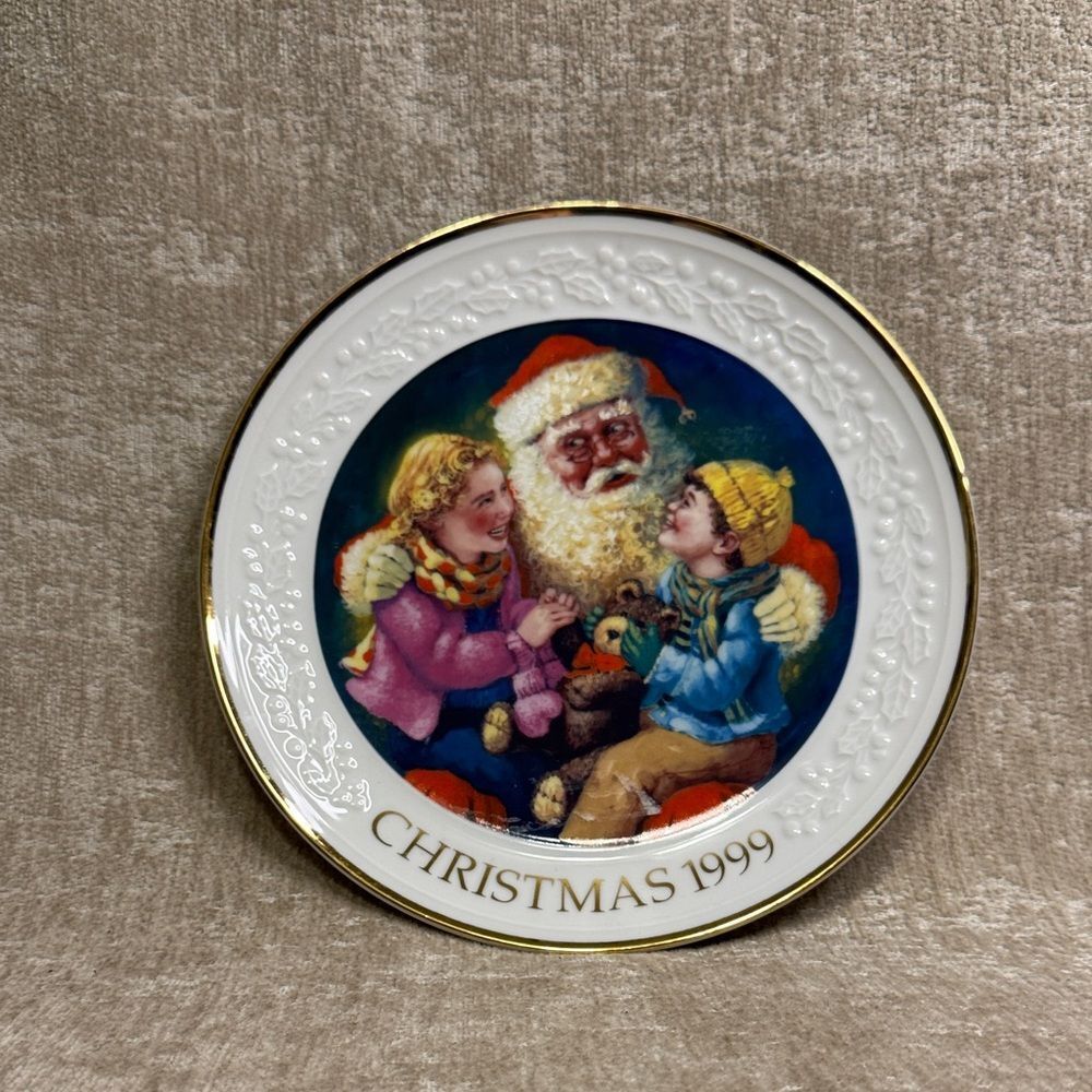 Avon Collectibles “ Santa’s Tender Moment” by Robert Sauber 1999 Christmas Plate